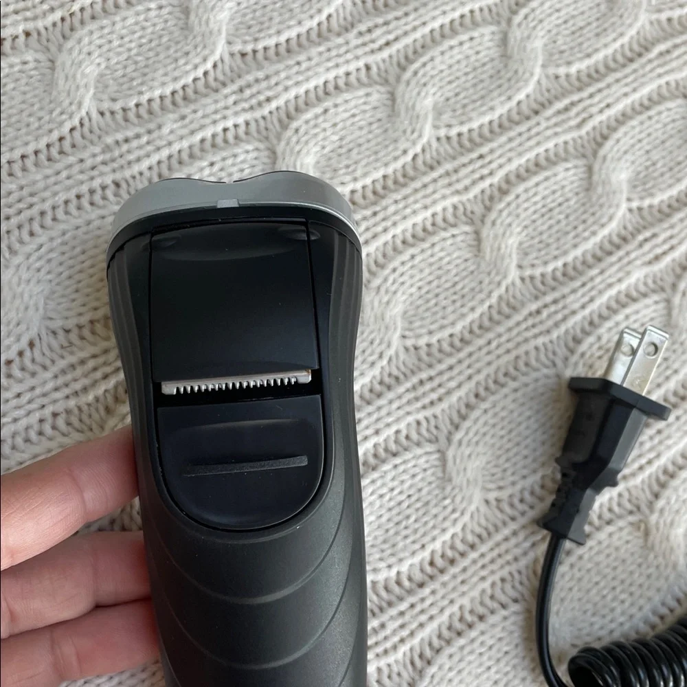Philips Norelco Electric Shaver w/ corded Charger/ blade cover